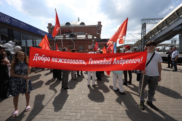 Встреча лидера КПРФ напоминала первомайскую демонстрацию трудящихся: огромные красные транспаранты, огонь кумача той далекой эпохи…
