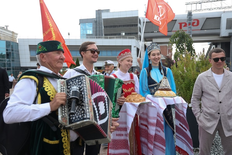 Музыкальное сопровождение обеспечивали два гармониста, исполнявшие «Катюшу», «Комсомольцы-добровольцы», «Вихри враждебные» и другие