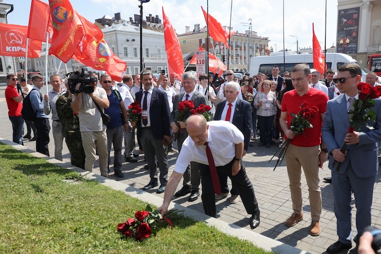 На площадь Свободы лидер коммунистов прибыл в микроавтобусе Mercedes-Benz, тепло пообщался со встретившими его сторонниками, после чего вместе с Миргалимовым возложил цветы к памятнику своему кумиру