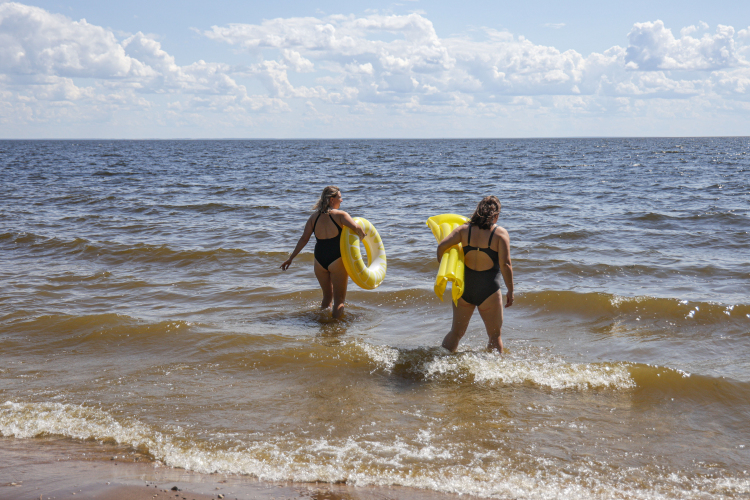 Вода в Камском море, разумеется, тоже не одобрена Роспотребнадзором, плавают редкие водоросли, которые прибивает к берегу постоянными волнами и проездами катеров