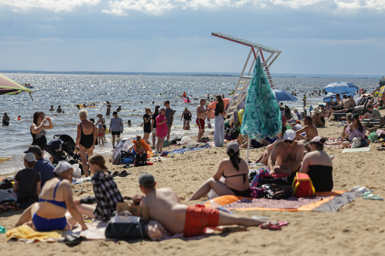 На Камском море яблоку негде упасть даже в будни