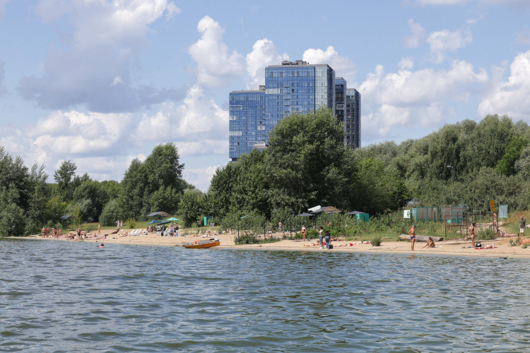 Вода в Казанке настолько грязная, что купаться в ней санитарные службы не рекомендуют уже очень давно, а берега Волги в черте города — сплошная промзона и железнодорожные пути