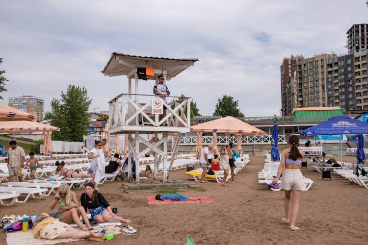 Пляж был построен по согласованию с главным архитектором города, принят специальной комиссией, куда входил и работник городской прокуратуры. Но через два года прокуратура подала на Тагирова иск о нарушении Водного кодекса за ограждение территории городского пляжа забором