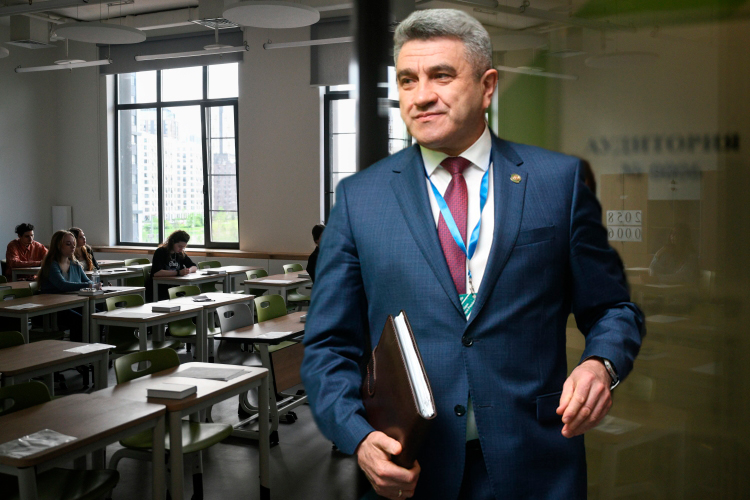 Глушилки, эвакуации и выросший средний балл: Хадиуллин подвел итоги ЕГЭ-2026