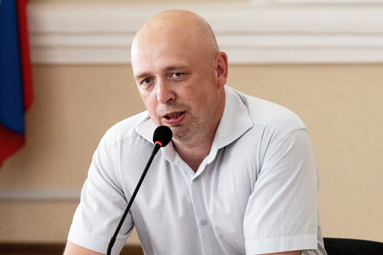 Сергей Карпухин: «Есть проблема с серой занятостью у самозанятых. У них нет права иметь работников, продают только то, что произвели сами. Перепродавать тоже нельзя. Чтобы людям упростить [работу], четко дать возможность хотя бы одного иметь помощника»