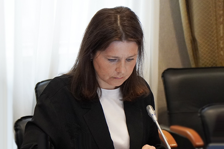 Наталья Кондратова: «Просто поднять порог мы не согласны, потому что тем самым будем стимулировать, что люди станут переходить в самозанятые. Мы предложили вместо годового порогового значения по аналогии с упрощенной системой налогообложения для учета ежегодного роста потребительских цен применять коэффициент-дефлятор»