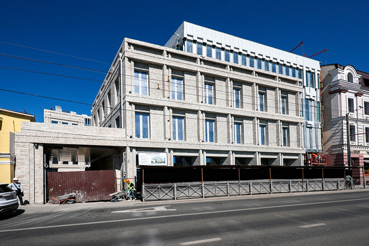 Помещение площадью 223,1 кв. метр в новом бизнес-центре А5 Premium, который должен был распахнуть свои двери ещё в 2025 году, выставлено за 1,2 млн рублей
