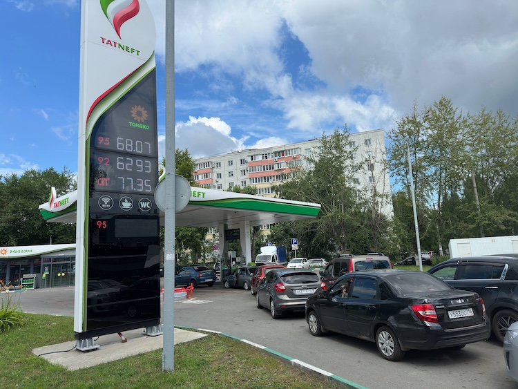 «Должно хватить на несколько часов, но никто не гарантирует, что не приедет бензовоз»