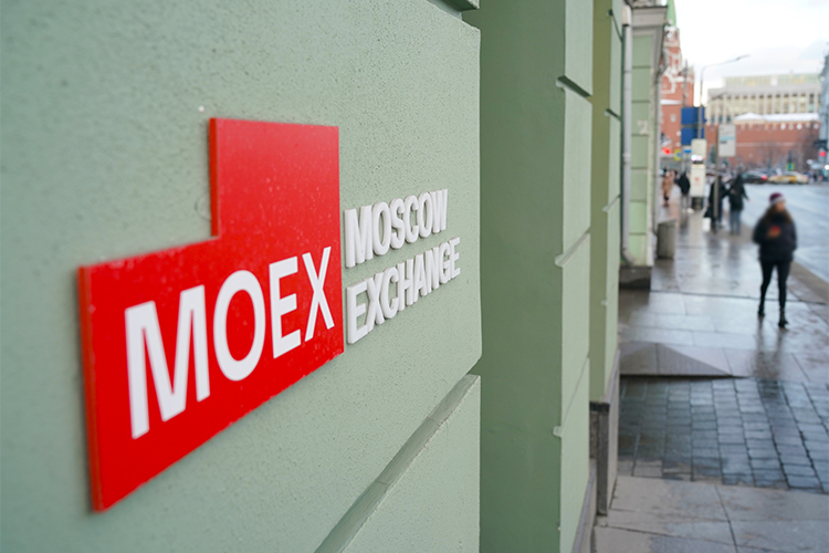 Индекс Мосбиржи в ходе торгов 15 июля опустился до минимального уровня с декабря 2022 года, однако спустя несколько минут резко отыграл часть потерь