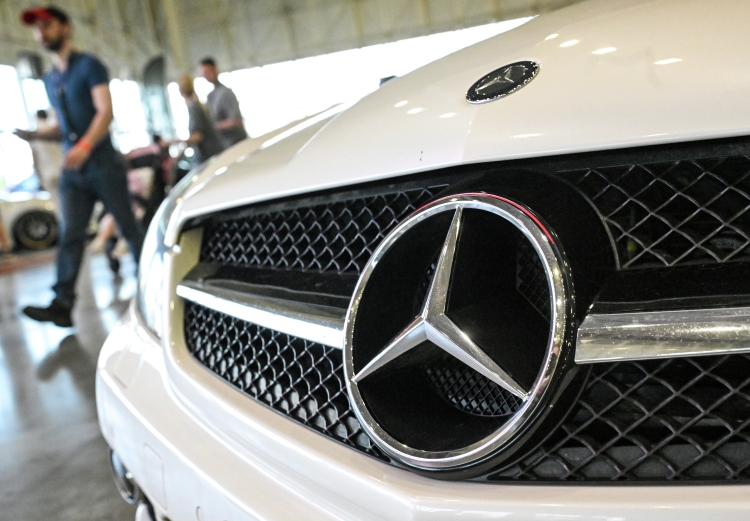 Если у Audi главный донор — КНР, то у Mercedes картина иная: китайских машин всего около 11%, основной поток идет напрямую из Германии, несмотря на сложную логистику и кусачие цены