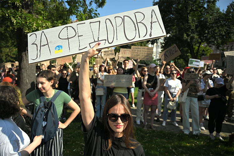 После увольнения Федорова Украину накрыли митинги в его поддержку. Митингующие призывали продолжить военные реформы