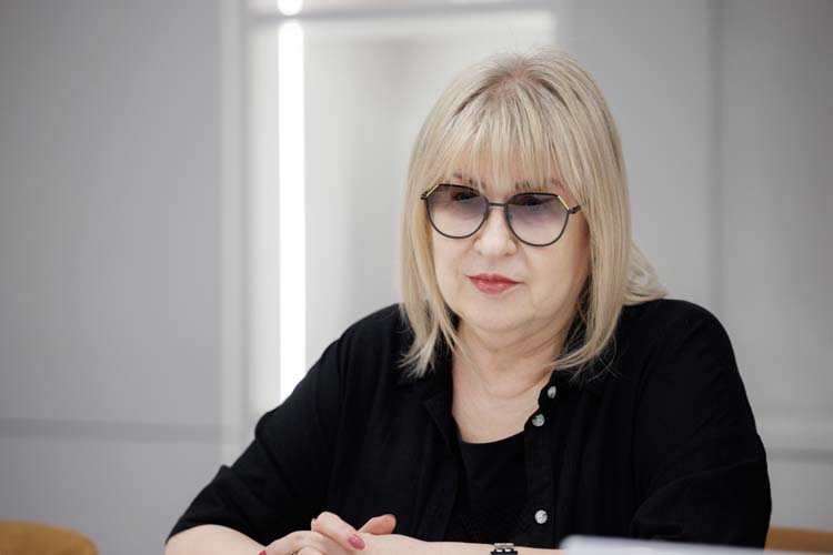 Галина Латышева: «Чаще всего, когда переводят детей из школы в школу, это значит, что ребенок не нашел своего учителя. Может быть, не было рядом психолога, который бы сопровождал этот процесс. Очень часто такое сопровождение нужно не только ребенку, но и родителю — услышать его, понять его запросы или детские обиды»