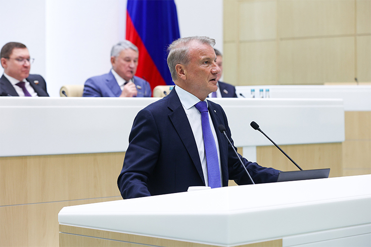 «Бизнес-модели огромного количества корпораций подлежат умиранию. Уходит с рынка очень важная составляющая — это экспертные барьеры и асимметрия информации», — заявил Греф