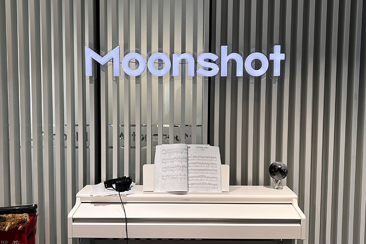 Китайский стартап Moonshot AI выпустил модель с открытым кодом Kimi K3, содержащую 2,8 триллиона параметров, что, по заявлению разработчика, делает её крупнейшей в мире