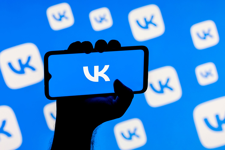 «ВКонтакте» рекомендовала пользователям перейти с vk.com на vk.ru, объяснив это большей скоростью и надежностью, а в VK подтвердили полный переход на доменную зону.ru