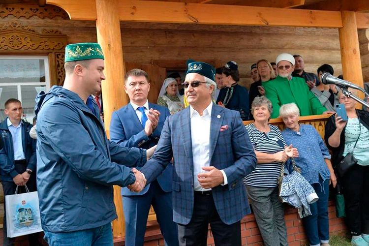 К татарской теме явно благоволит местный губернатор Виталий Хоценко (слева)