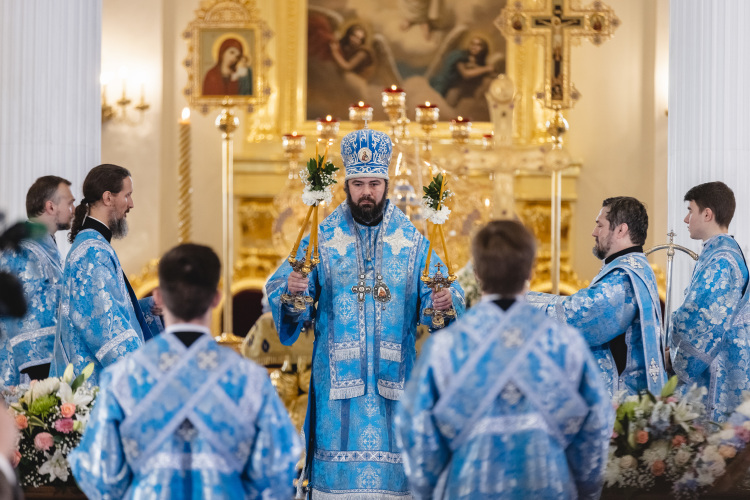В Казань, естественно, следует ожидать приезда архиереев митрополии: епископа Альметьевского и Бугульминского Мефодия (на фото в центре), епископа Набережночелнинского и Елабужского Гавриила