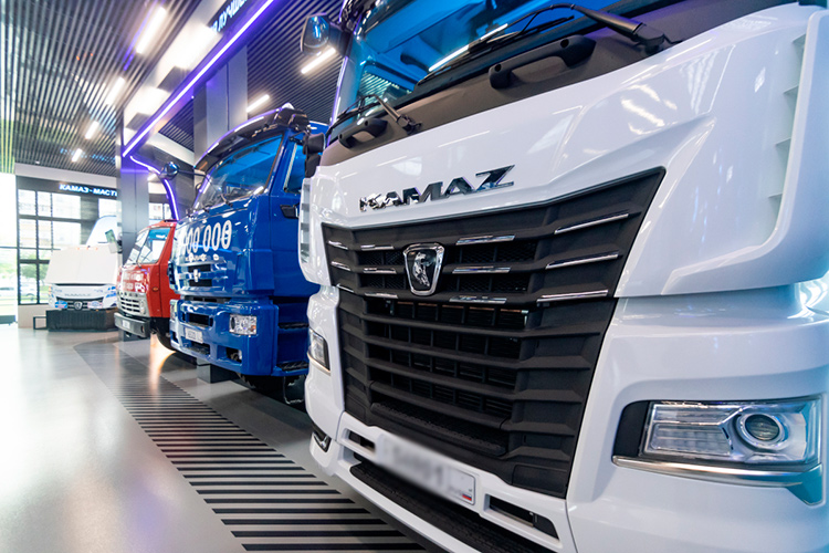 Лидером рынка новых грузовиков остается КАМАЗ — 8 682 автомобиля (28,4% рынка) продано за полгода, что на 20% больше, чем год назад
