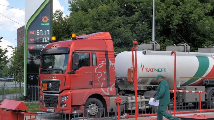 На станции «Татнефть» на улице Пролетарской мы застали в очереди 17 машин — здесь как раз бензовоз подвез партию АИ-95