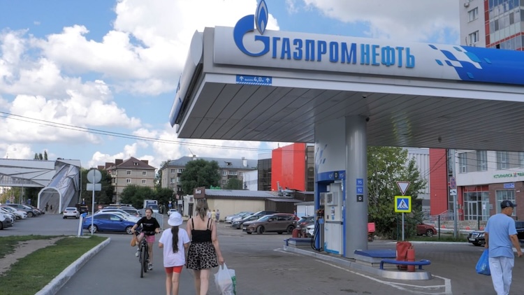 На заправке «Газпром» на улице Краснококшайской машин нет, как нет и бензина