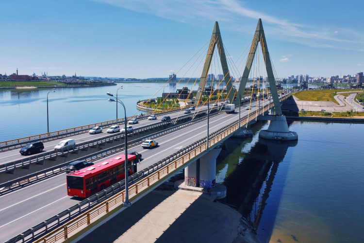 Сегодня в городе на линиях функционируют 615 автобусов. 60% из них работают на газу, поэтому их проблемы с поставками топлива не коснулись. Но 40% автобусов наравне со всеми постояли в очередях на АЗС