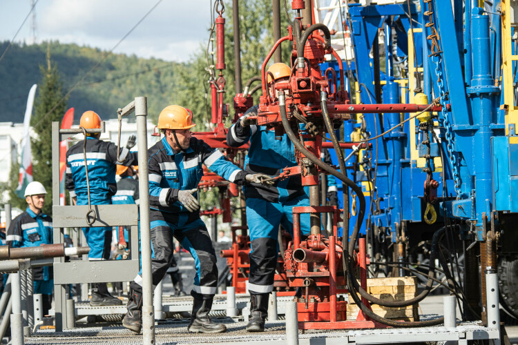 Нефтяники, зажатые дисконтами, давили на сервисный сегмент. Заказчики «баловались» с ритмичностью платежей, были задержки оплаты
