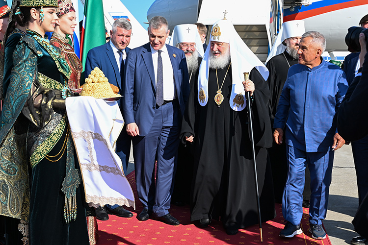 Глава РПЦ прилетел в понедельник днем. У трапа самолета его встречали раис Татарстана Рустам Минниханов, мэр Казани Ильсур Метшин и, конечно, митрополит Казанский и Татарстанский Кирилл