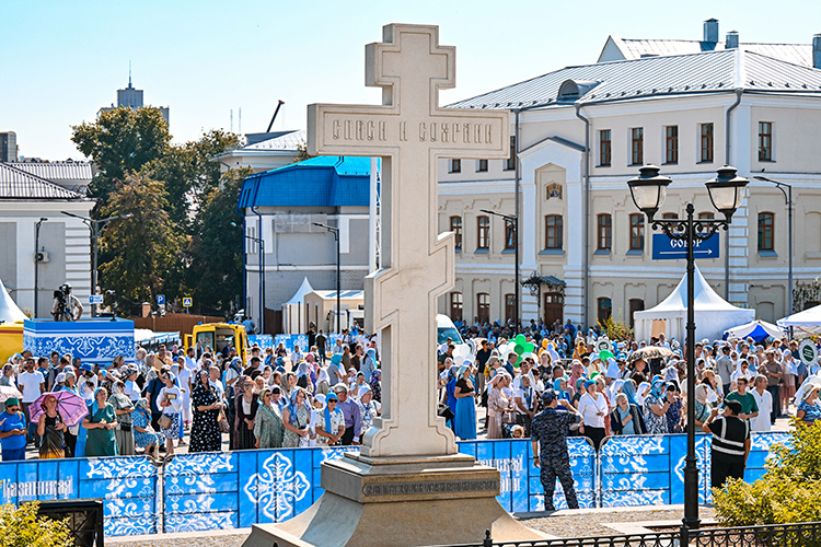 Официальная церемония освящения храма патриархом Кириллом должна была начаться в 10 часов утра. Но она стартовала чуть загодя, видимо, чтобы слегка приблизить более значимые этапы церемонии