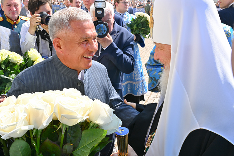 Его Святейшество встречал лично Минниханов, Метшин, митрополит Кирилл, а также специально прилетевший в Казань полпред президента России в ПФО Игорь Комаров