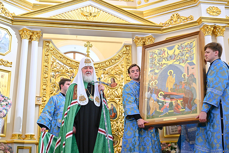 В память о пребывании в Казани патриарх Кирилл подарил Татарстанской митрополии икону Успения Пресвятой Богородицы