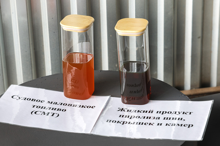 При переработке шин возникает побочный продукт — металл, из которого сделан корд. Его вытягивают из печи электромагнитом после процесса пиролиза. Отслуживший свое корд — это металлолом, который отправляется на дальнейшую переработку. А отходящие в процессе пиролиза газы охлаждаются в теплообменнике, превращаясь в жидкое топливо и накапливаясь в цистернах