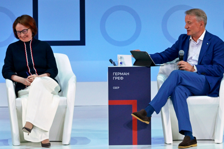 На рынке есть мнение, что снижение «ключа» происходит медленно потому, чтобы как раз и держать в легкой узде банковские ставки. Если резко снизят — все, кто держит накопления на счетах, мигом побегут снимать свои вклады и перекладывать их в места повыгоднее, скажем, в ту же недвижимость