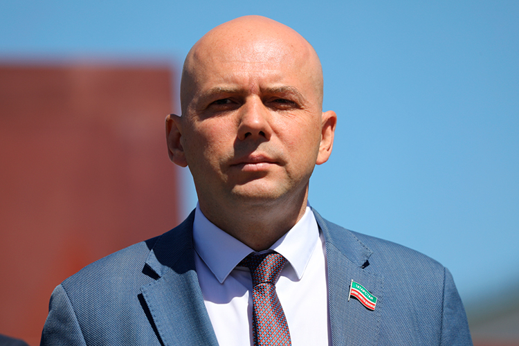 Депутат ГС РТ Александр Комисаров получил 11,7 млн рублей (на счетах еще 6,6 млн рублей). В собственности у него земельный участок в РТ, автомобиль Toyota Camry и пять акций Ozon