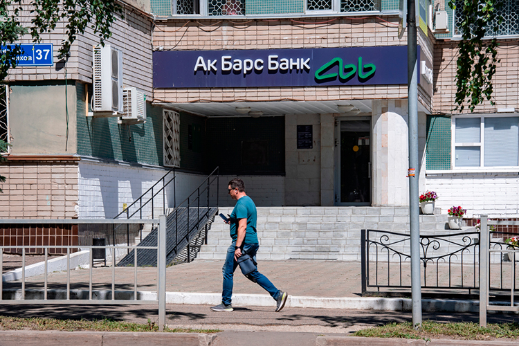 «Под каток» попали сразу пять татарстанских банков, в том числе ПАО «Ак Барс Банк»