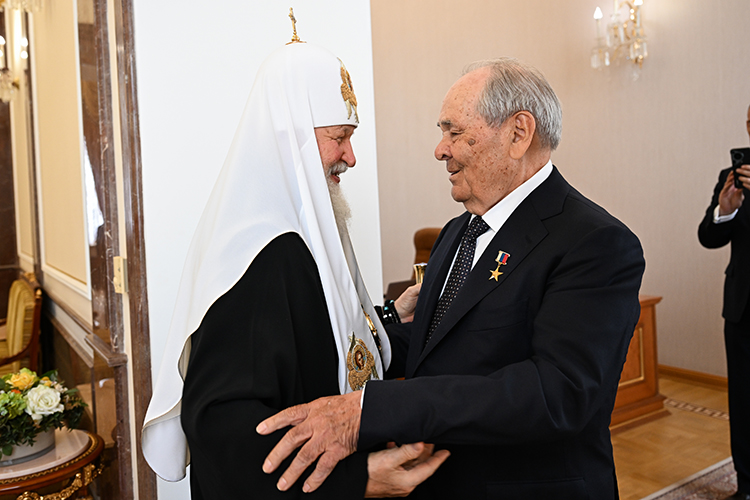Рассказывают, что во время торжественного приема патриарх Московский и всея Руси Кирилл даже «поборолся» с Минтимером Шаймиевым за самое крепкое рукопожатие, все завершилось дружеской ничьей