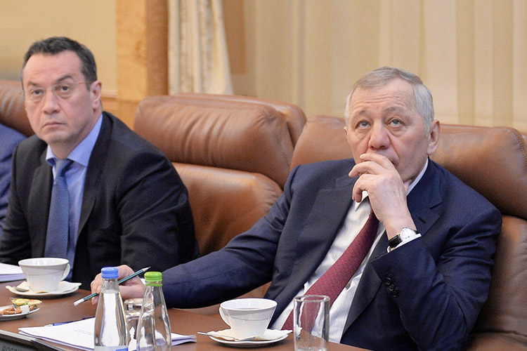 ТАИФ-СМ на 100% принадлежит АО «ТАИФ» Альберта Шигабутдинова (справа). Гендиректором с января 2025-го стал бывший шеф КОСа и действующий исполнительный директор по нефтепереработке и нефтехимии АО «ТАИФ» Фарид Минигулов (слева)