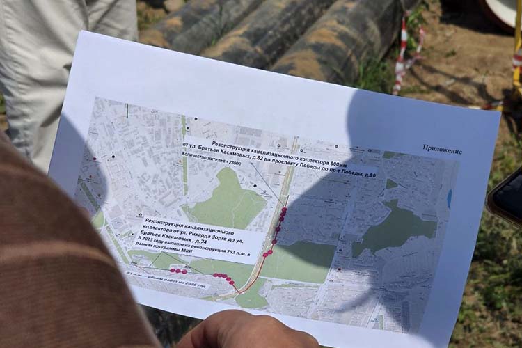 На карте места прорывов обозначают красными точками, иногда они сливаются в сплошную линию