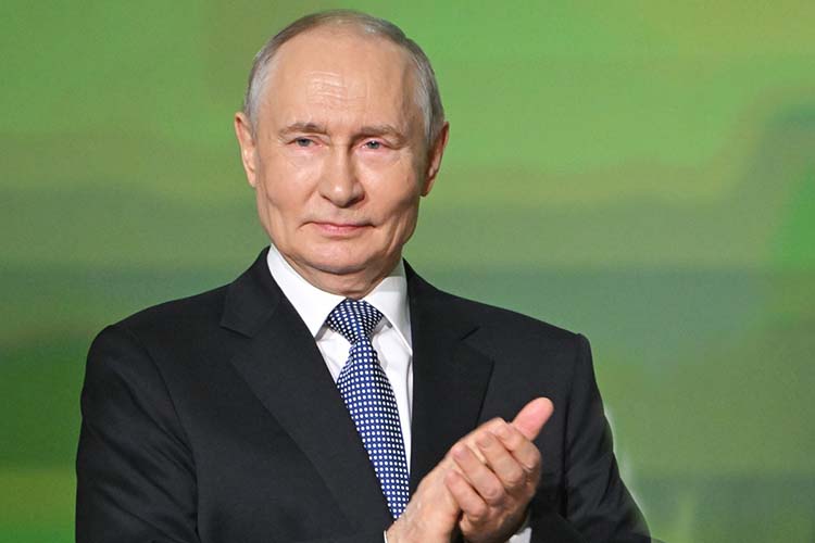 Владимир Путин подписал два указа о присвоении почетного наименования «гвардейский» двум подразделениям. Первое — 104-я Калужская бригада управления. Второе подразделение — 430-й мотострелковый полк, комплектовавшийся из уроженцев Татарстана