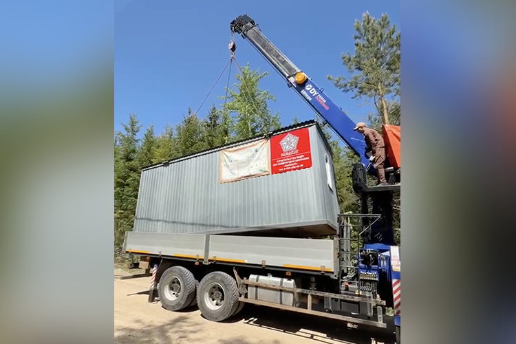 Бытовка, которую привезли на участок Ильназа П. в 20-х числах мая