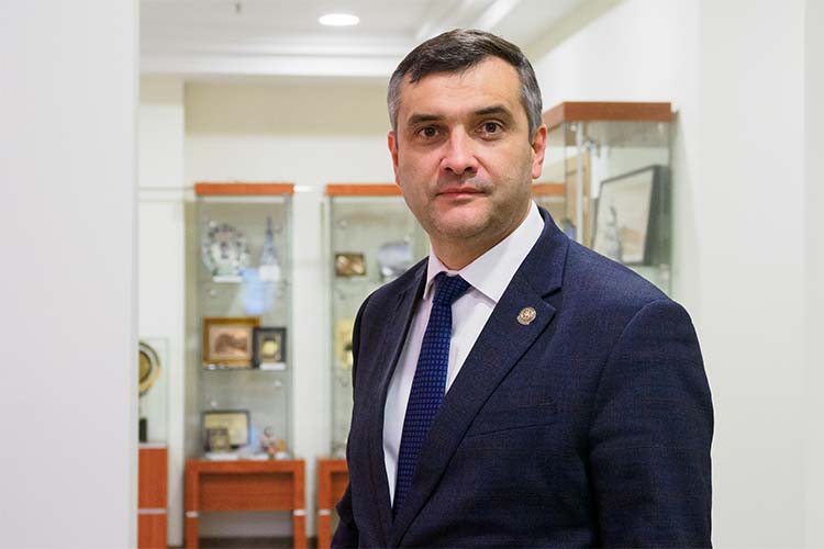 Сегодня Миннуллин прибыл в столицу Запорожья — Мелитополь, где был представлен коллективу