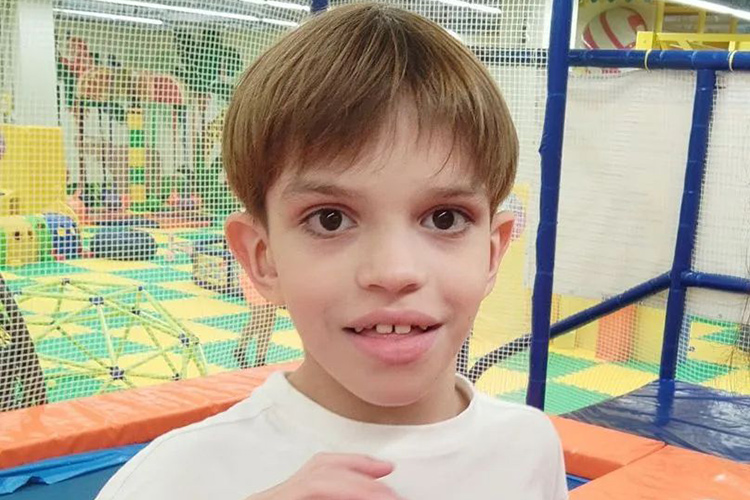 Открыть мир: 8-летний мальчик борется с тяжелой болезнью