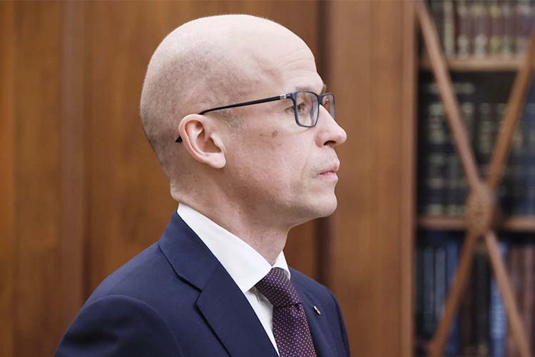 Александр Бречалов был человеком со стороны