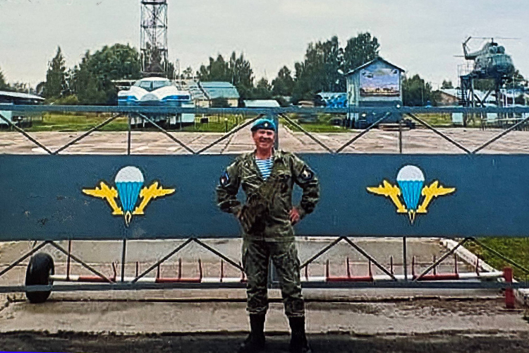 Загретдинов службу проходил в Ленинграде в воздушно-десантных войсках. Домой вернулся сержантом. На его счету было 25 прыжков с парашютом, знак отличия