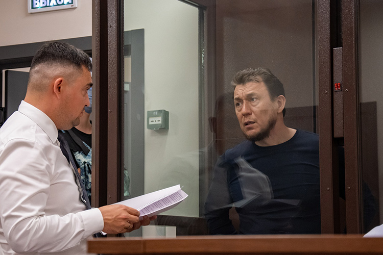 Видно было, что само содержание под стражей Рамиля Муллина уже выводит из себя. Выглядел он иначе обычного: оброс, спустил бороду
