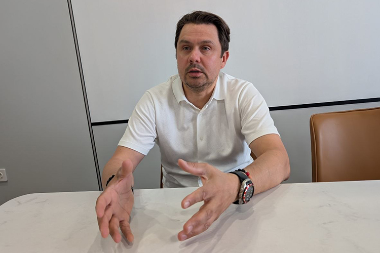 «Честно говоря, где-то в нуле или в небольшом плюсе. Вкладываешь, получаешь, снова вкладываешь», — резюмирует Гатин