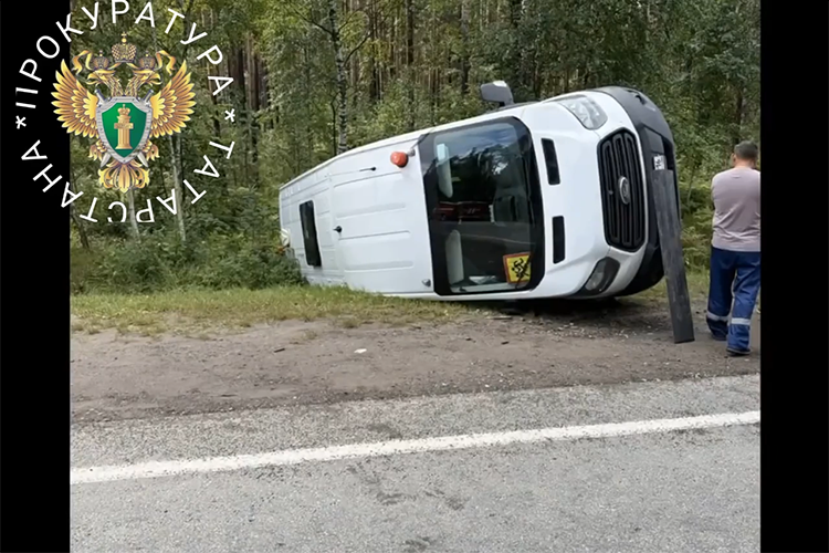 Водитель микроавтобуса сумел в последний момент среагировать и избежать прямого лобового столкновения, удар пришелся по касательной. Микроавтобус перевернулся и оказался на обочине