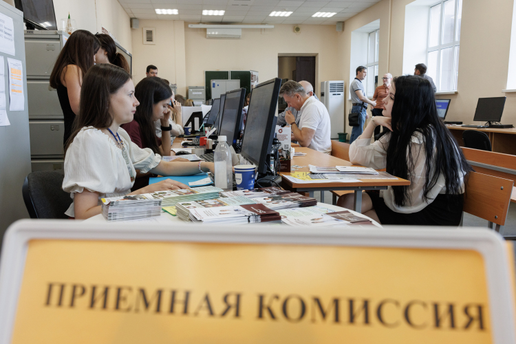 Высшее образование все еще является залогом финансового успеха и в среднем гарантирует медианное зарплатное предложение значительно выше, чем для соискателей без него