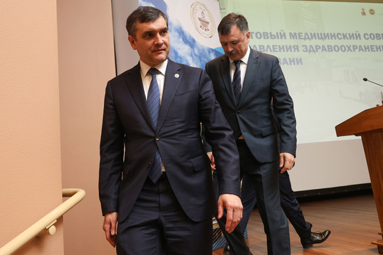 Миннуллина, рассказывают источники, связывает неофициальное джентльменское соглашение с федеральным центром: отработать в Мелитополе он должен как минимум два года