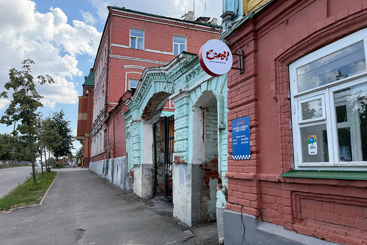 «Ист!» занял первый этаж дома купца Садреддина Назирова, построенного в 1886 году, сейчас это памятник местного значения