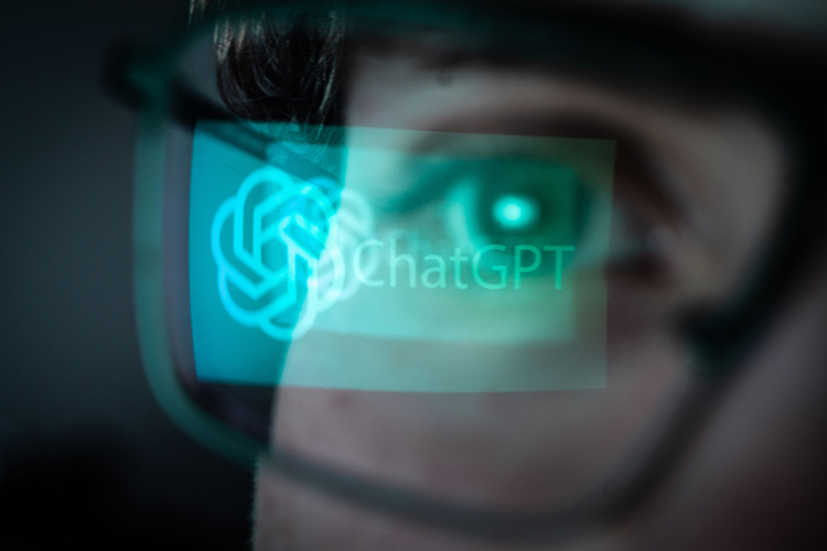Исследование OpenAI показало, что сотрудники всё чаще используют ChatGPT для задач, выходящих за рамки их профессии